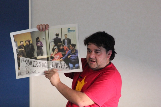 Toni Martínez mostrando un ejemplar de la edición impresa de La Marea